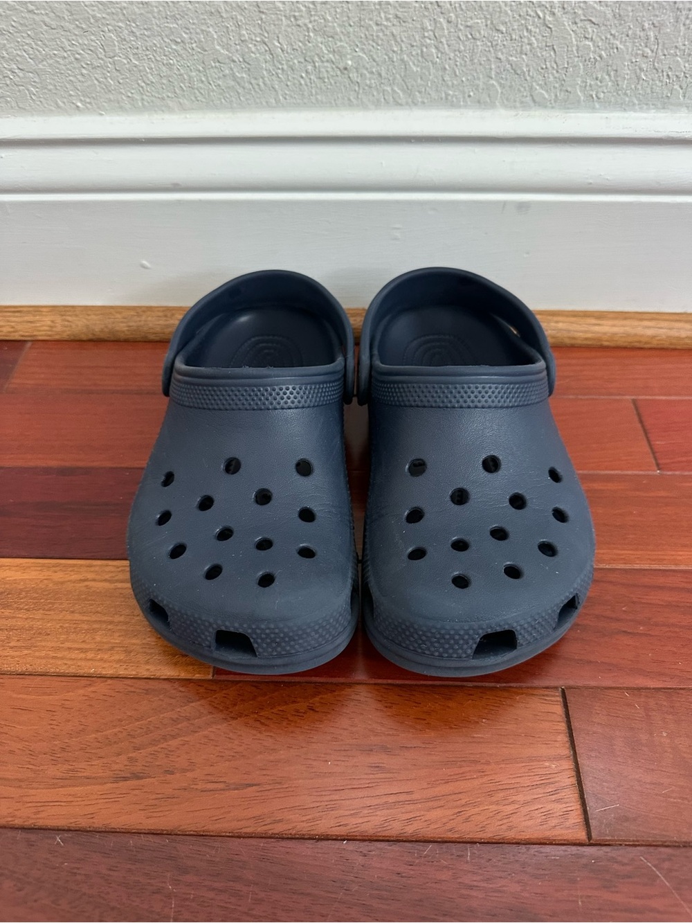CROCS Kids Classic Clog in Navy Blue, size 2